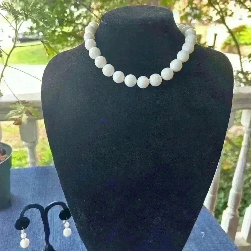 🏖️ Summer Jewelry SALE!! White beaded necklace and earring set. - Picture 2 of 8